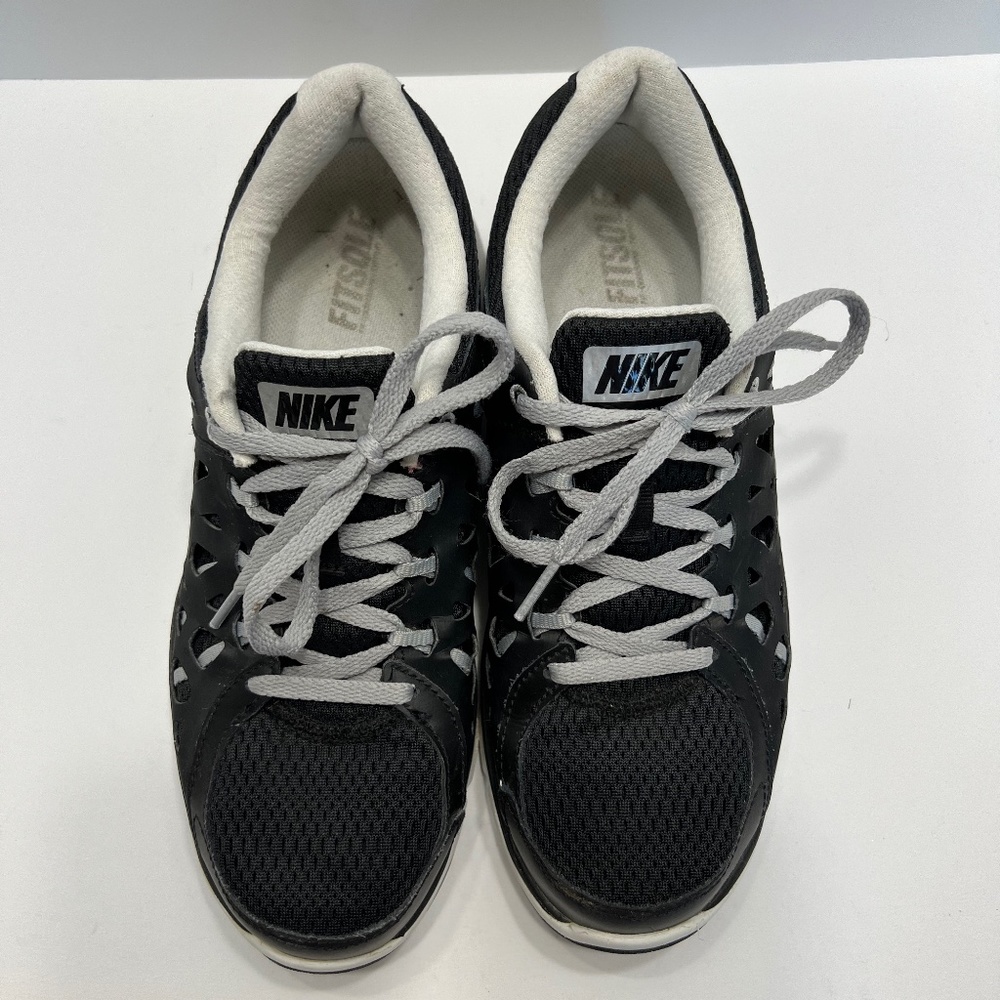 Nike Black and White Athletic Shoes - Picture 3 of 10